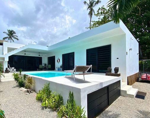 Zen Oasis: una elegante villa con piscina privada en una ubicación céntrica