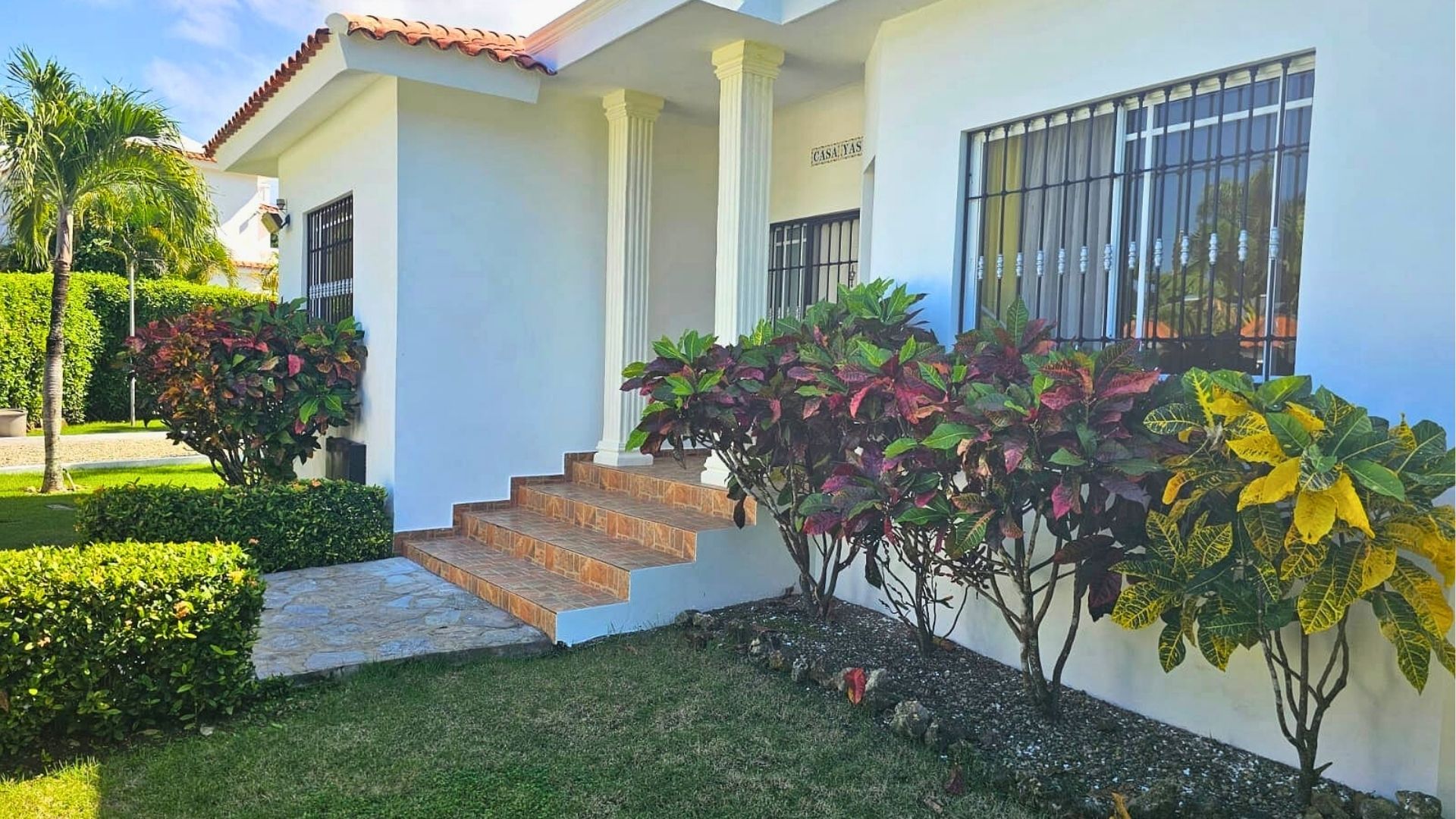 Spacious 3-Bedroom Villa with Pool & Jacuzzi in La Mulata