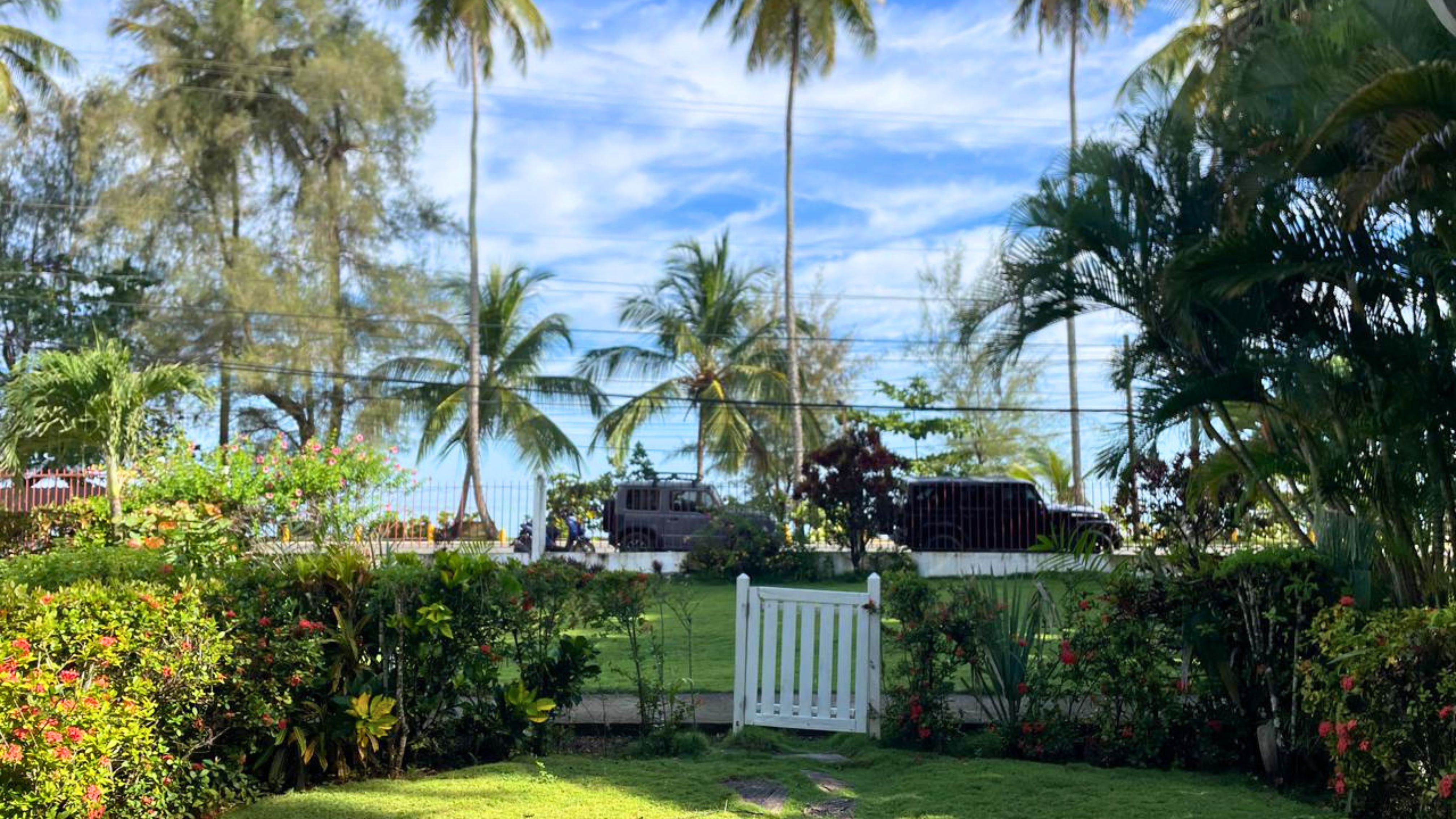 Apartamento frente al mar con jardín privado en Punta Popy