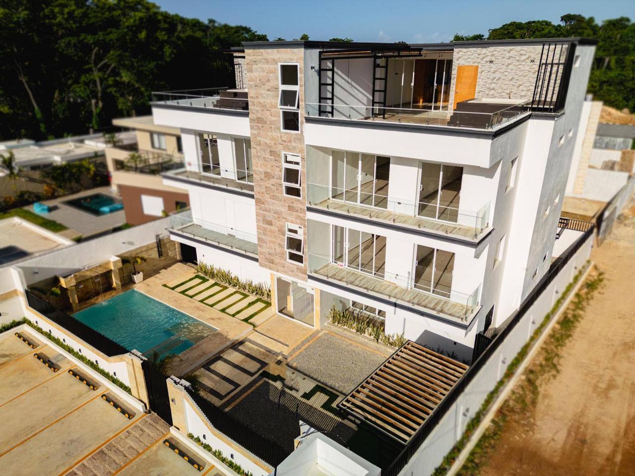 Ático de 1 habitación y condominios de 2 habitaciones de nueva construcción cerca de la playa Poppy, en un barrio en desarrollo