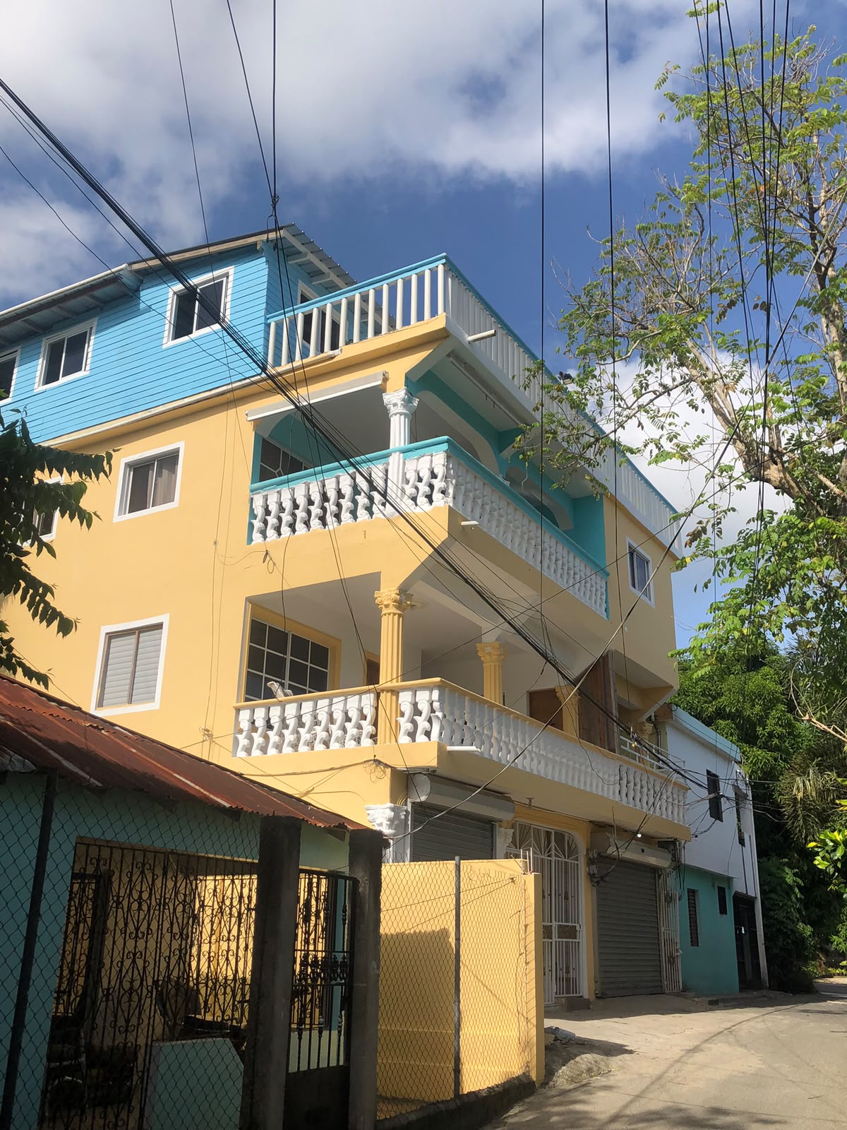 Propiedad de uso mixto de cuatro niveles con varios apartamentos y local comercial