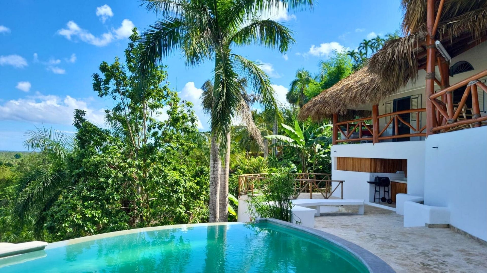 Tropical villa with pool & independant bungalows - in Barbacoa